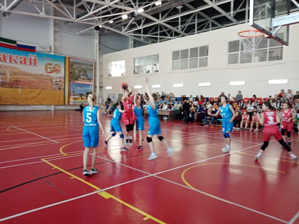 В Азнакаево проходит финал чемпионата баскетбольной лиги "КЭС-БАСКЕТ"
