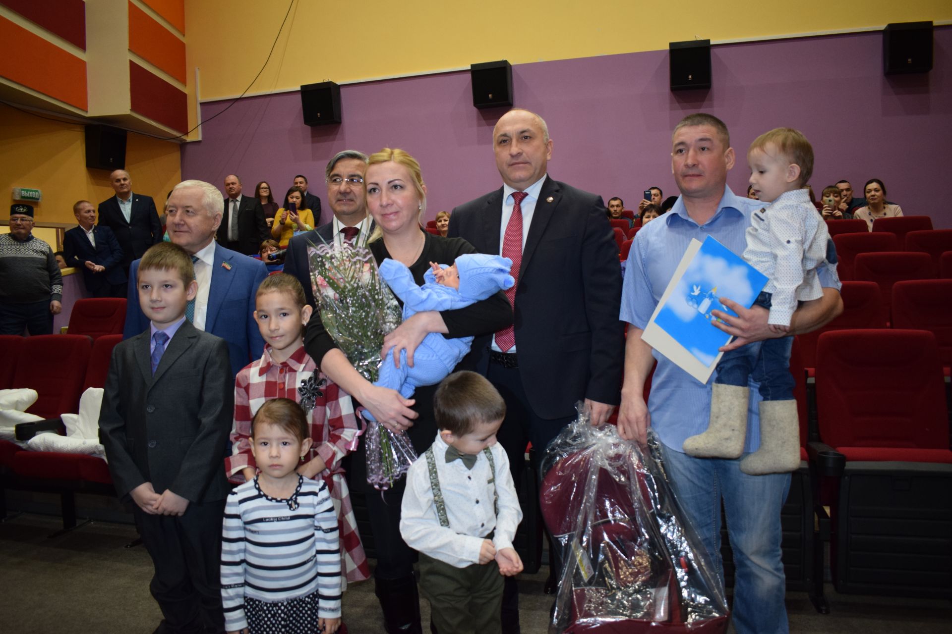 В ходе рабочего визита в Азнакаево заместитель Премьер-министра РТ Василь Шайхразиев встретился с представителями национальных диаспор, поздравил родителей новорожденных азнакаевцев этого года
