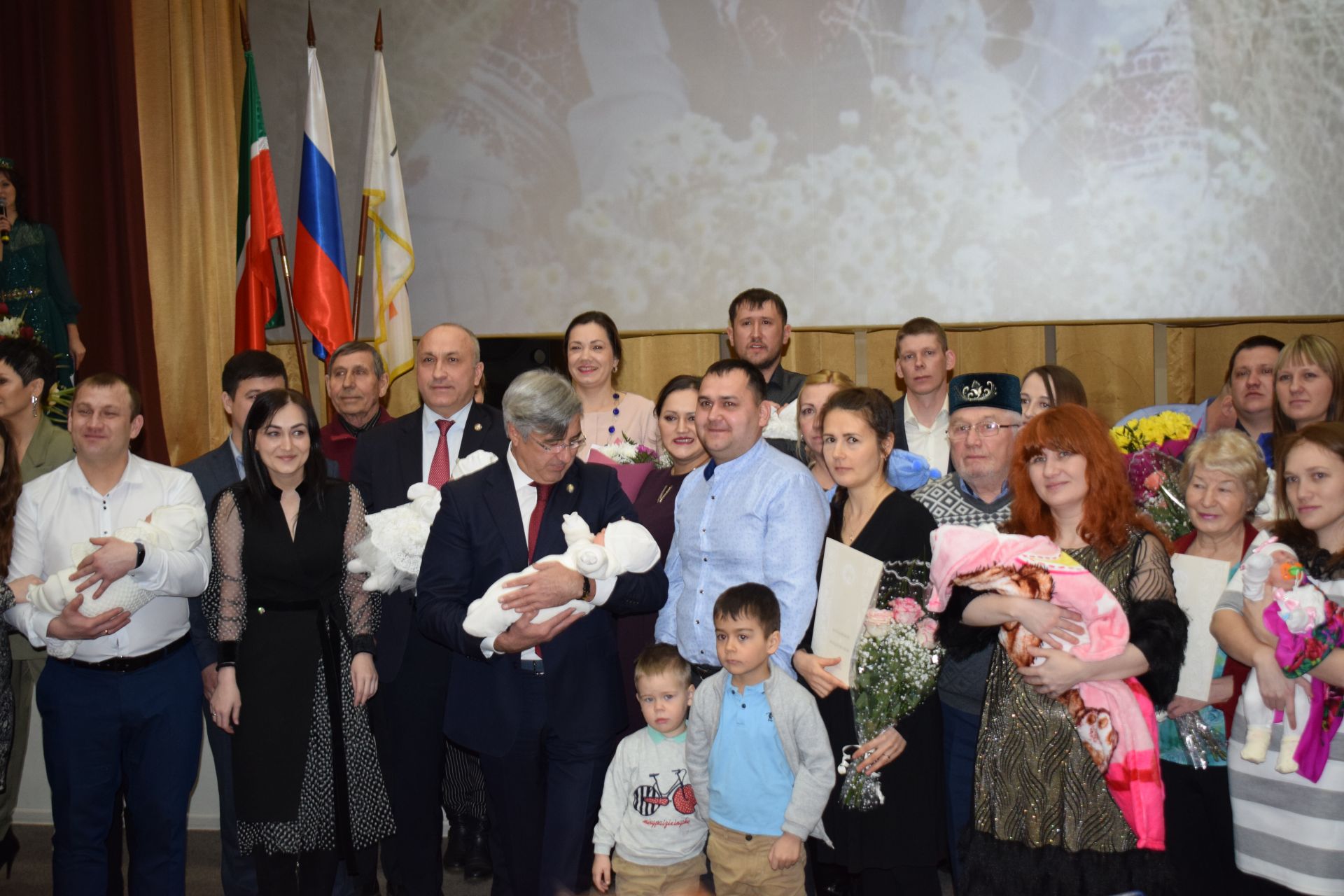 В ходе рабочего визита в Азнакаево заместитель Премьер-министра РТ Василь Шайхразиев встретился с представителями национальных диаспор, поздравил родителей новорожденных азнакаевцев этого года
