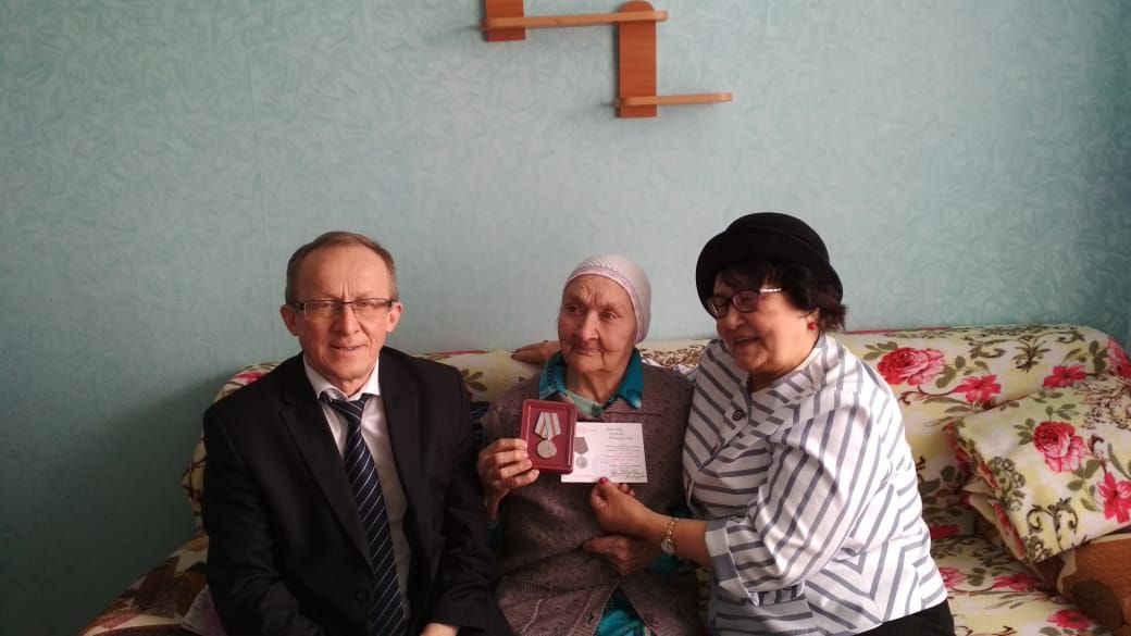 В Азнакаево вручают юбилейные медали ветеранам