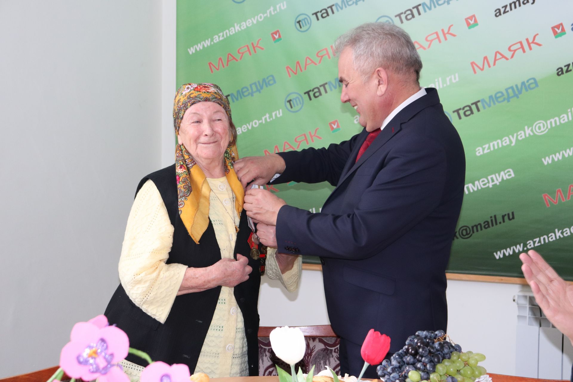 Руководители Азнакаево вручили медаль ветерану тыла