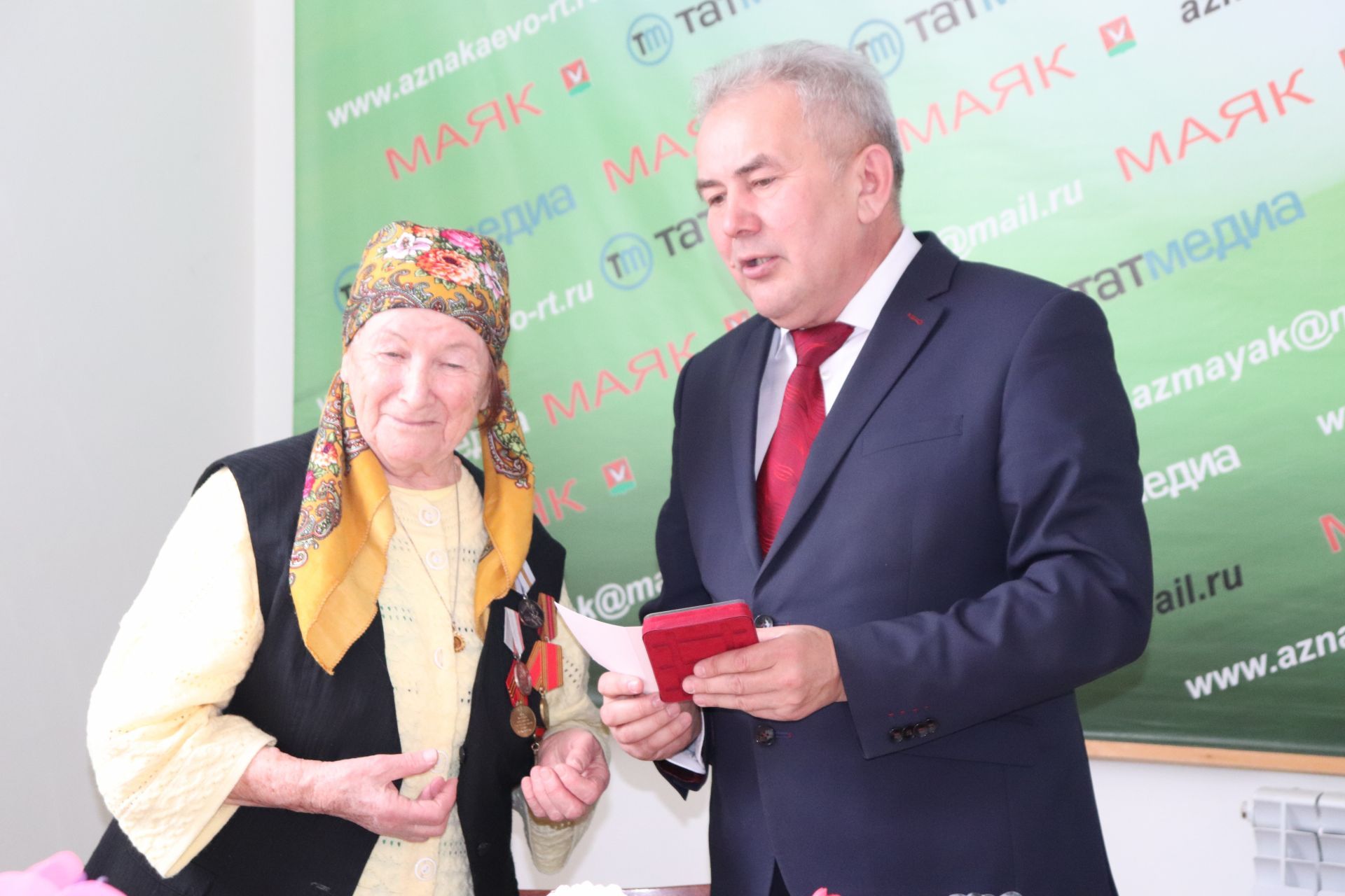 Руководители Азнакаево вручили медаль ветерану тыла