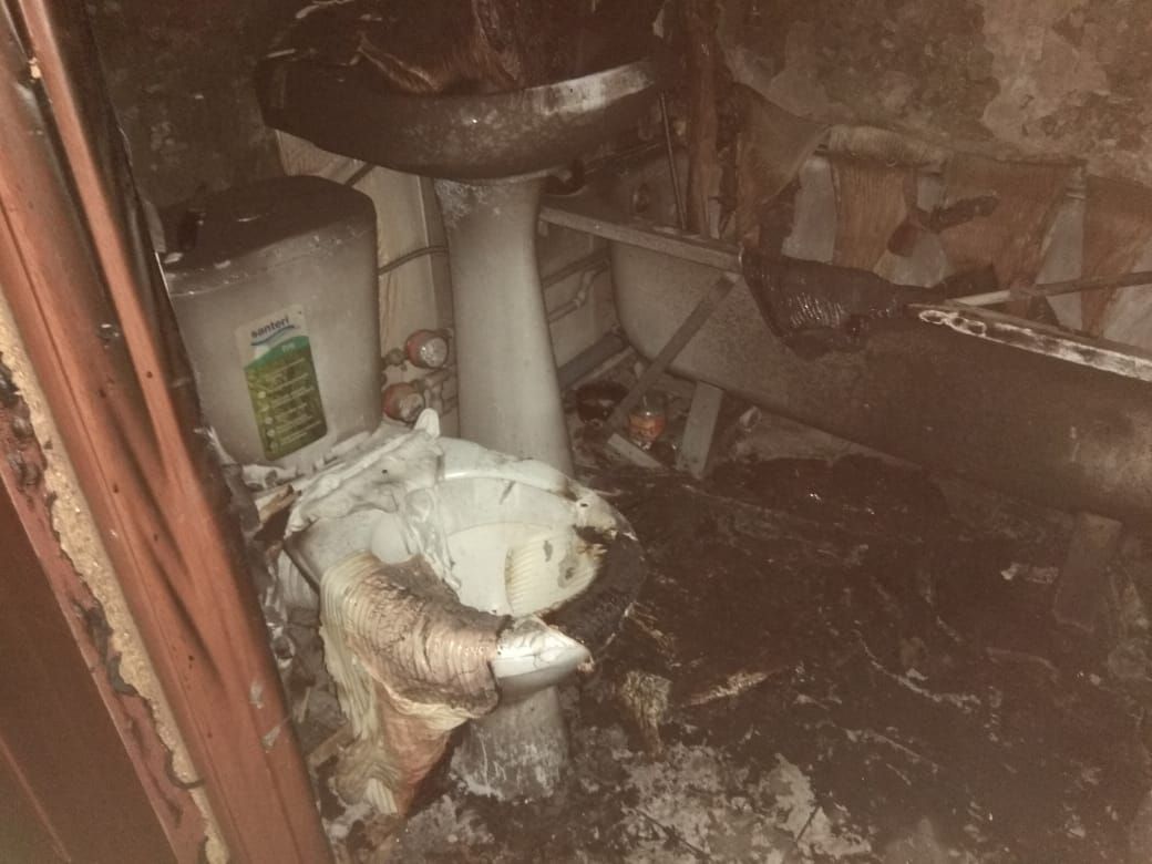 В Азнакаево пожарные спасли мужчину с балкона загоревшейся квартиры