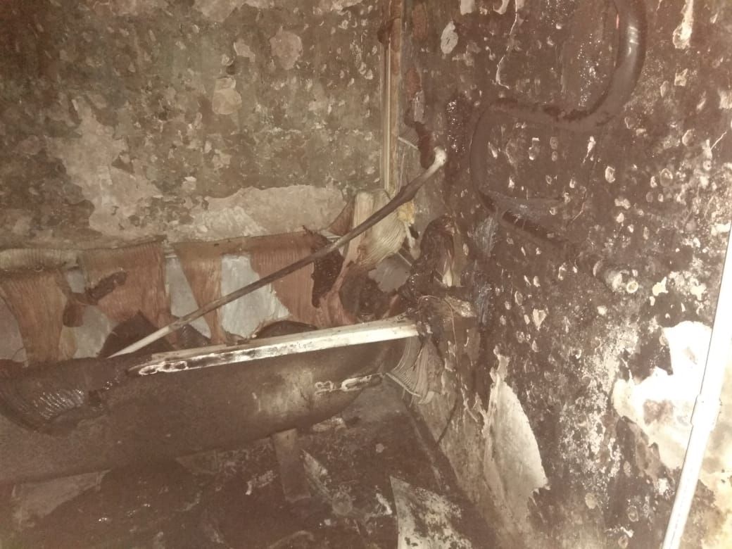 В Азнакаево пожарные спасли мужчину с балкона загоревшейся квартиры