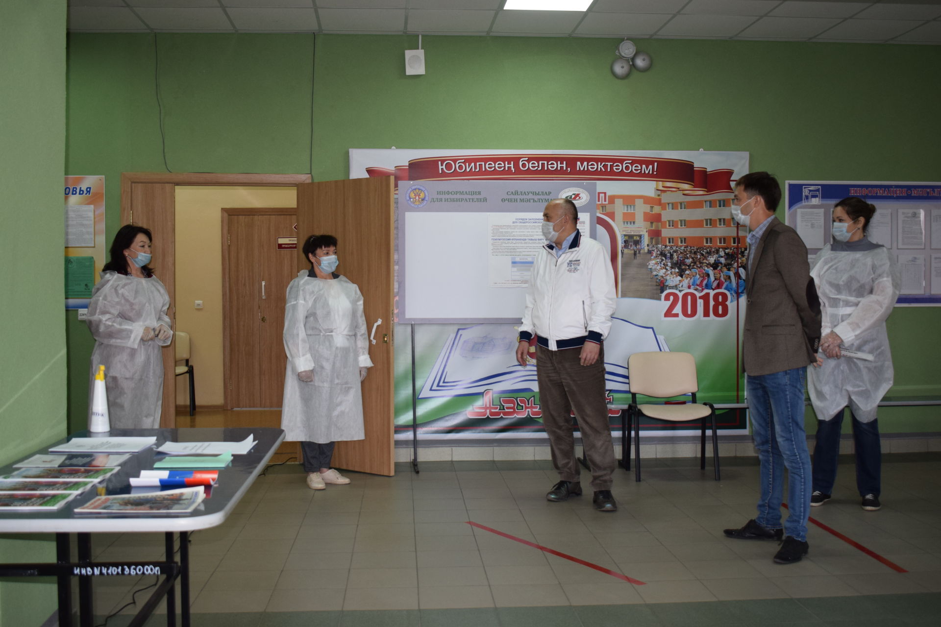 Глава Азнакаевского района Марсель Шайдуллин поинтересовался, как организована работа городских избирательных участков, и проголосовал на одном из них