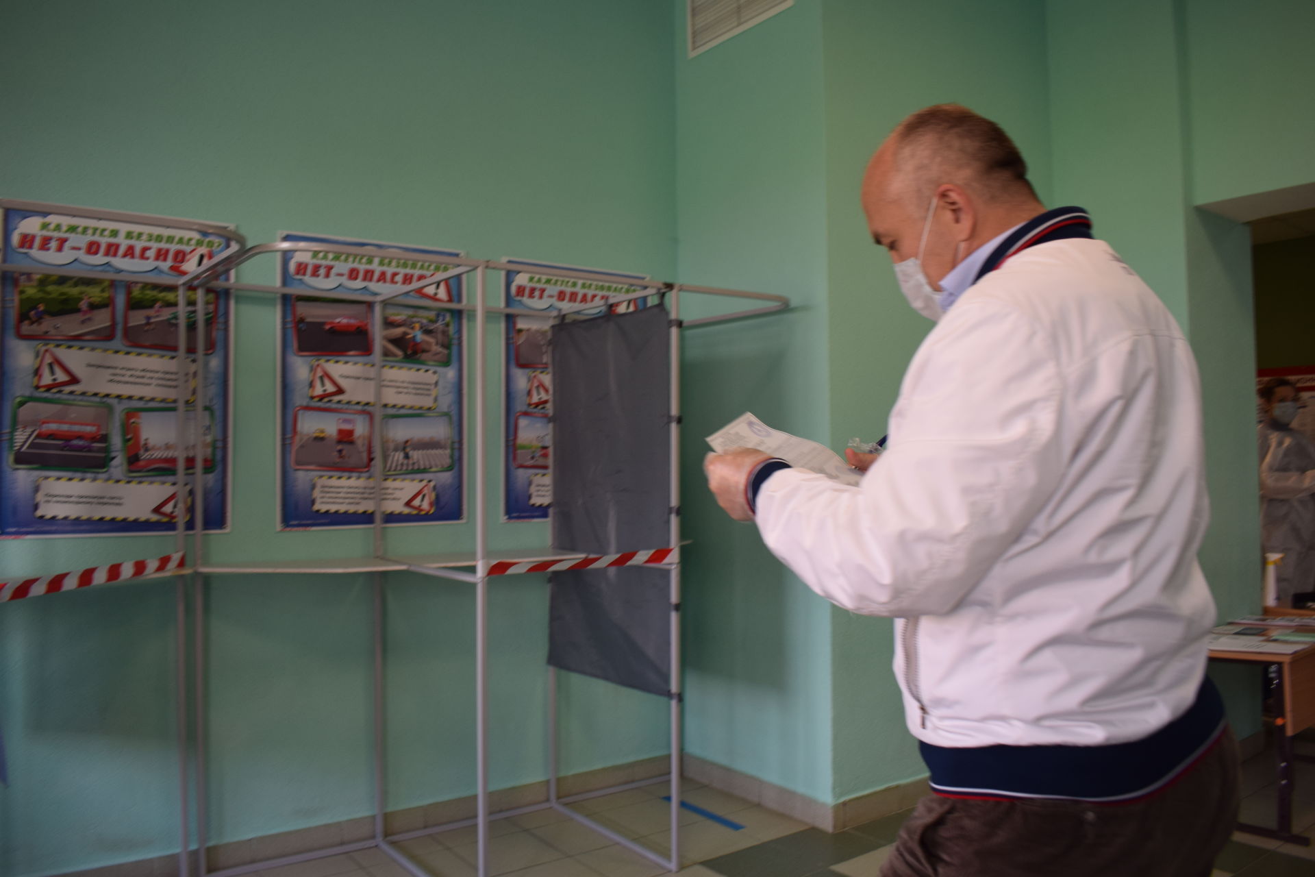 Глава Азнакаевского района Марсель Шайдуллин поинтересовался, как организована работа городских избирательных участков, и проголосовал на одном из них