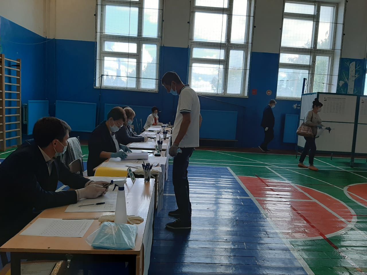 Азнакаевцы голосуют по поправкам в Основной закон страны