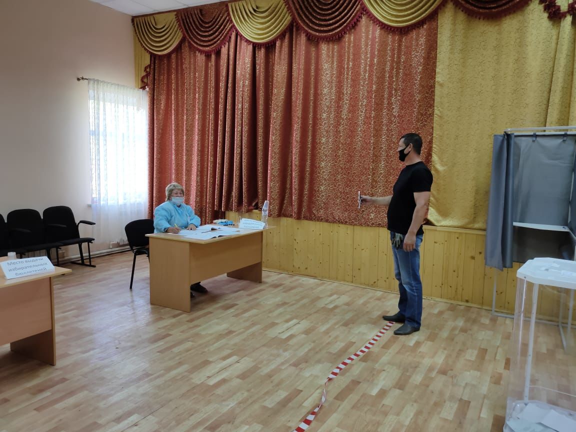 Избиратели деревни Мяндей активно голосуют по поправкам в Конституцию