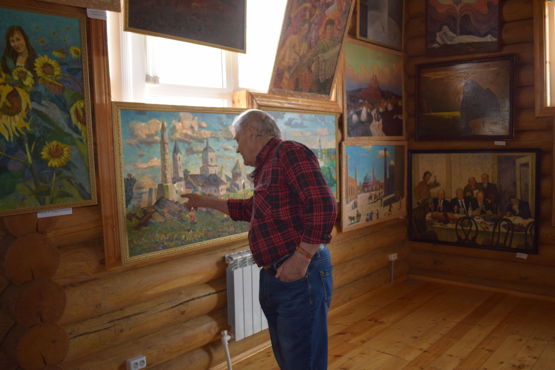 В Азнакаево работает выставка картин