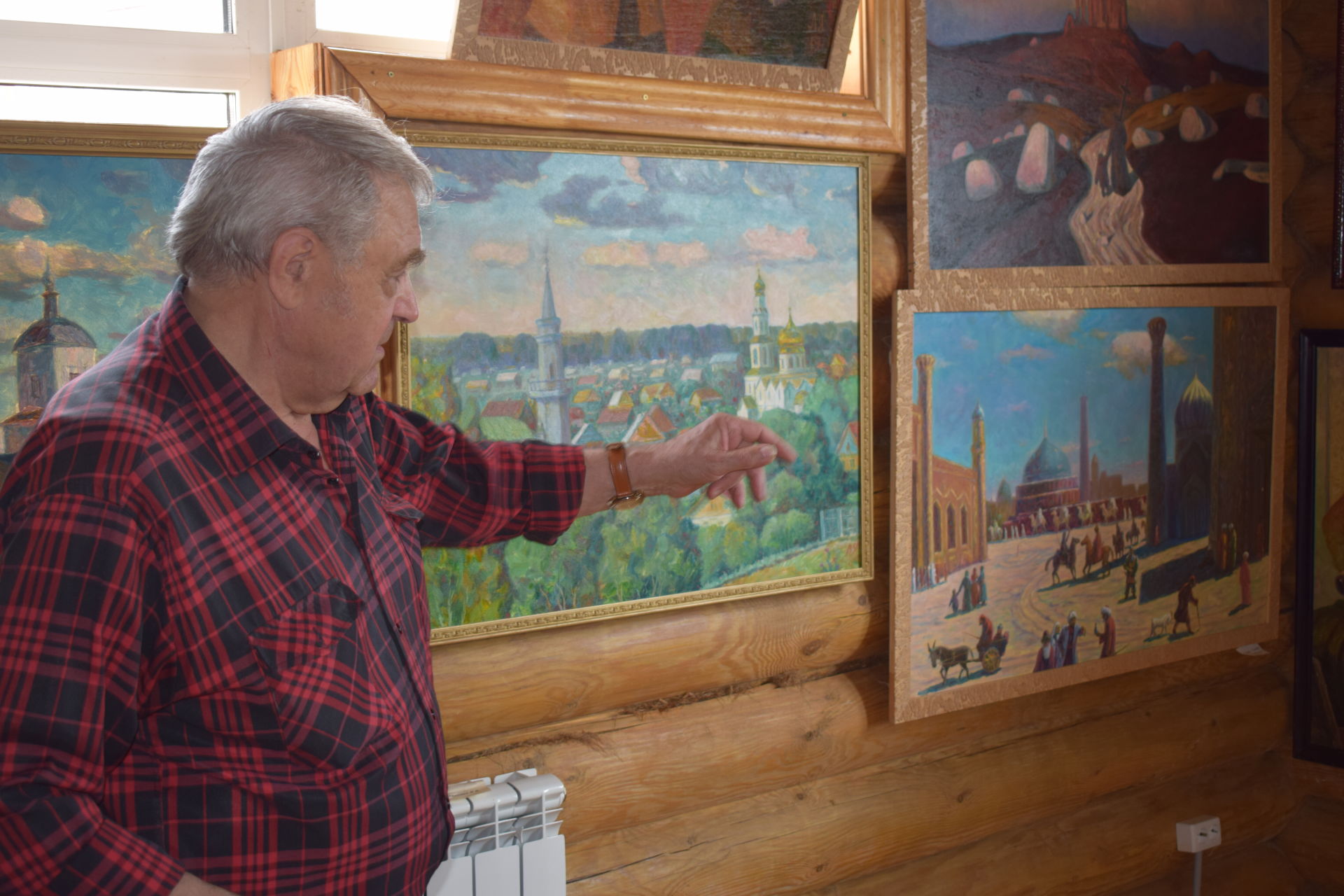 В Азнакаево работает выставка картин