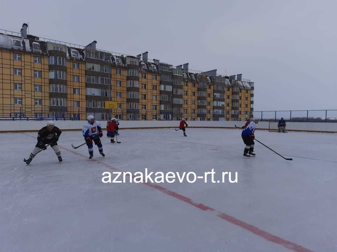 В Азнакаево прошли соревнования по хоккею