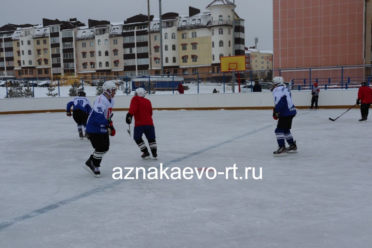 В Азнакаево прошли соревнования по хоккею
