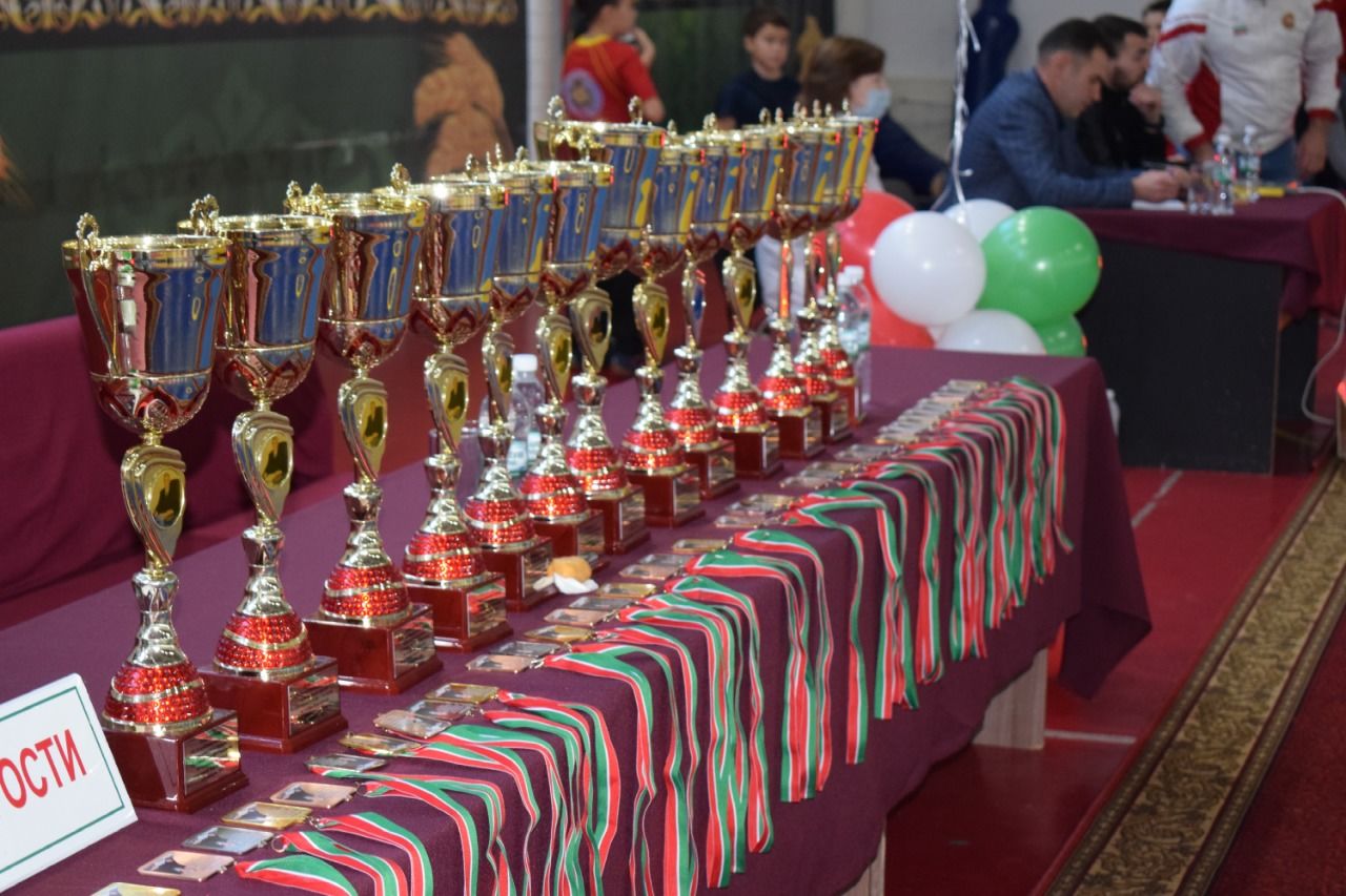В Азнакаево проходят соревнования по борьбе в память Инсафа Султанова