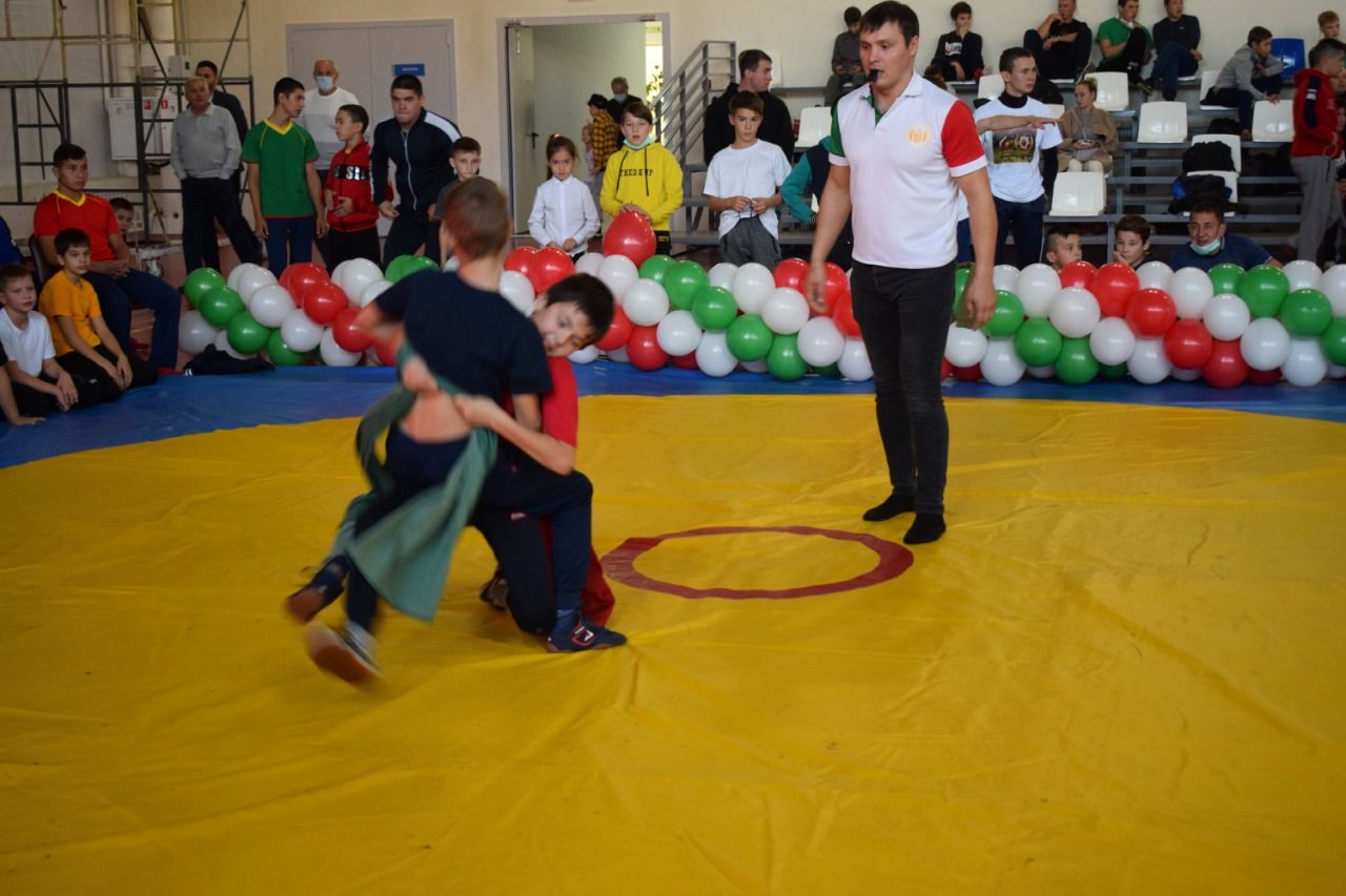 В Азнакаево проходят соревнования по борьбе в память Инсафа Султанова