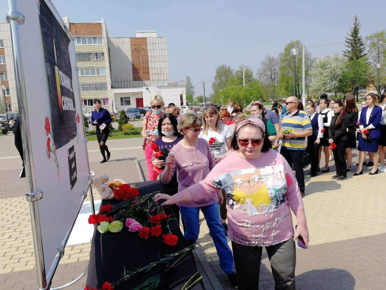 В поселке Актюбинский прошел траурный митинг памяти погибших в гимназии №175 г.Казани