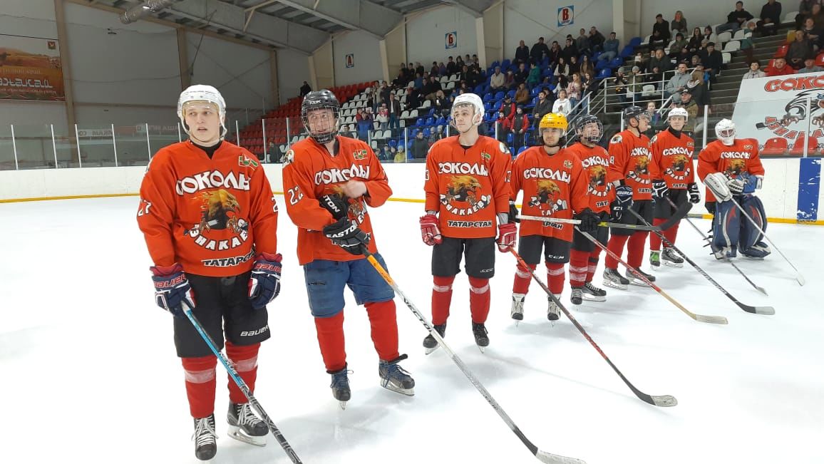 В Азнакаево прошла встреча прошлых и настоящих составов хоккейной команды "Соколы" 