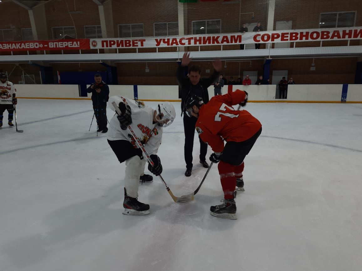 В Азнакаево прошла встреча прошлых и настоящих составов хоккейной команды "Соколы" 