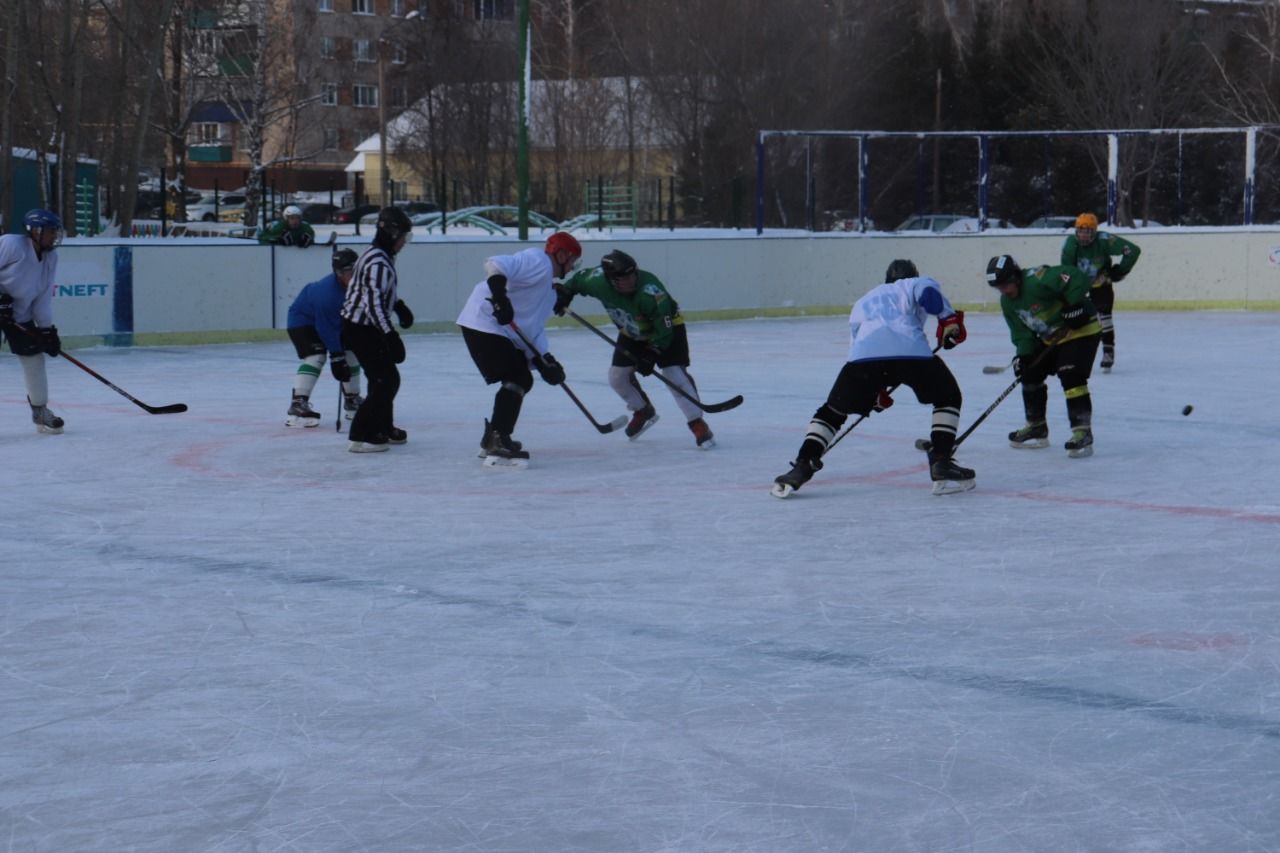 На хоккейном корте в Азнакаево встретились команды двух республик