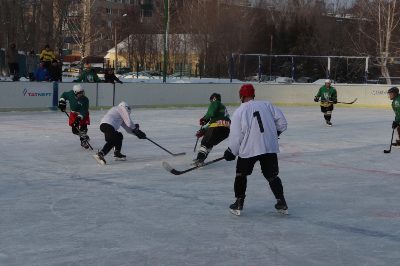 На хоккейном корте в Азнакаево встретились команды двух республик