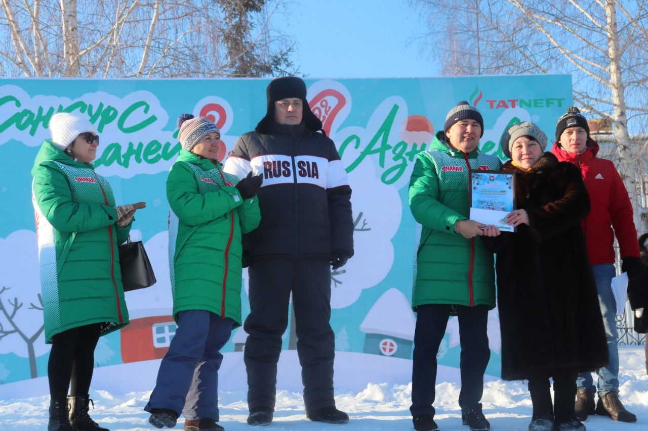 В Азнакаево прошли соревнования на креативных санях