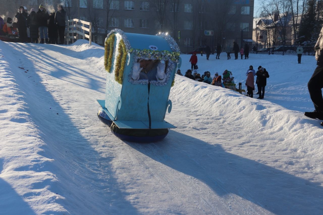 В Азнакаево прошли соревнования на креативных санях