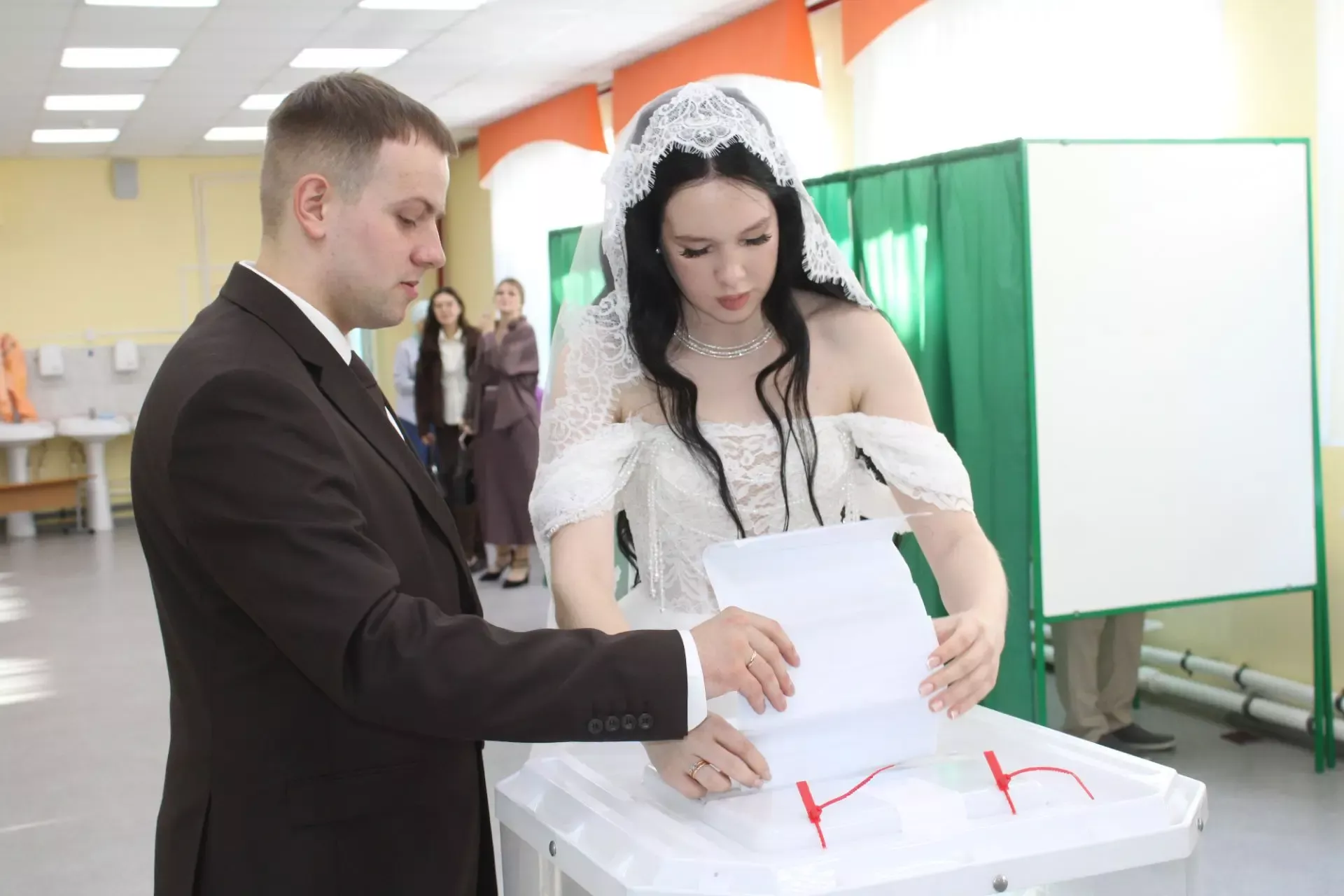 Азнакайда яшь пар ЗАГСтан туп-туры сайлауга килде
