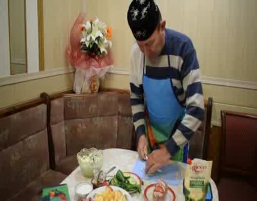 Илзар Миргасыймов “Әтәч – тәмлетамак” эксклюзив салаты тәгъдим итә