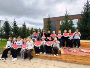 Подарили праздник: в Азнакаево прошёл арбузник для младших школьников