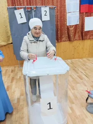В селе Мяндей первой проголосовала Ильгиза абыстай