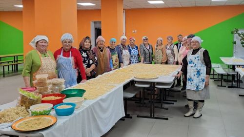 Жители Азнакаево нарезали лапшу солдатам