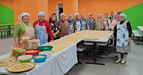 Жители Азнакаево нарезали лапшу солдатам
