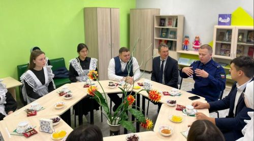 Азнакай мәктәпләрендә укучылар эшлекле иртәнге ашка җыелдылар