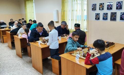 Семейные шахматы в Азнакаево: турнир для учащихся начальных классов