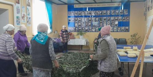 Жители села Таллы-Буляк плетут маскировочные сети для военнослужащих