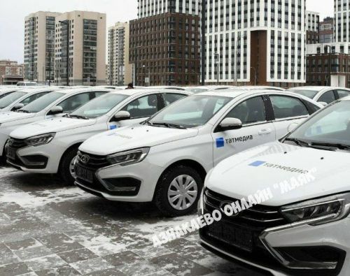 Раис Татарстана вручил редакции «Маяка» ключи от новой Lada Vesta