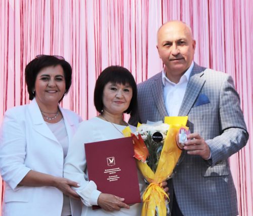 Район мәгариф идарәсе җитәкчесе укучыларны соңгы кыңгырау бәйрәме белән котлады