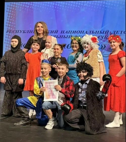 Азнакай укучылары театрда да оста уйный