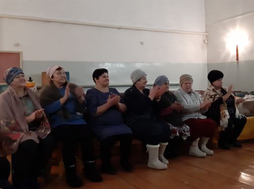 Зимним вечером деревня Буралы наполнилась песнями