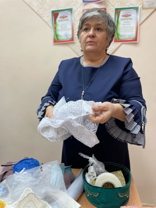 Азнакай кызлары калфак тегү серләренә өйрәнде
