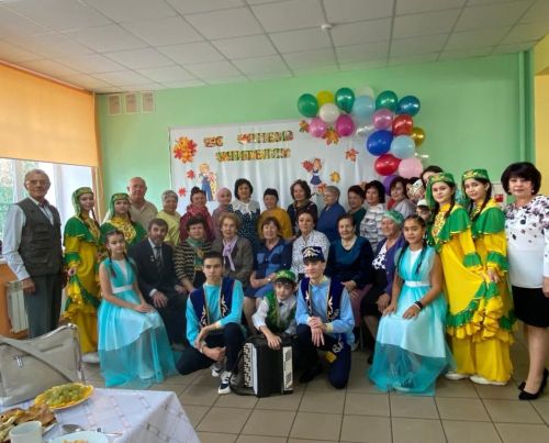 Азнакайның 2 нче мәктәбендә өлкәннәр көнен зурлап билгеләп үттеләр