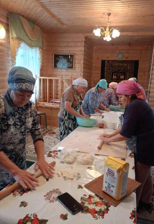 Жители деревни Камышлы готовят солдатам  домашнюю лапшу