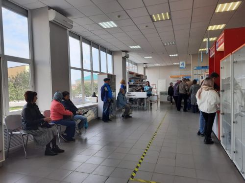 Сегодня редакция газеты «Маяк» устроила День подписчика и разыграла билеты на спектакль