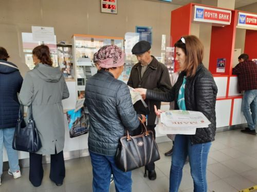 Сегодня редакция газеты «Маяк» устроила День подписчика и разыграла билеты на спектакль