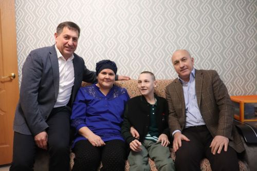 Глава Азнакаевского района поздравил юного хоккеиста с днем рождения