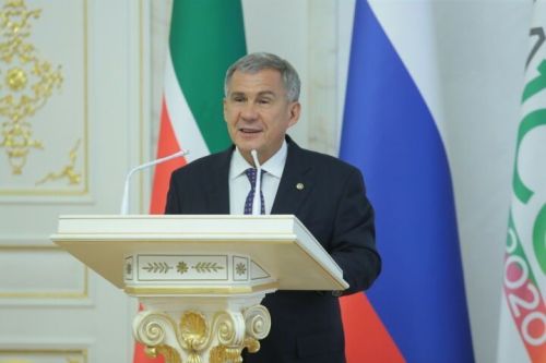 Рустам Минниханов поздравил татарстанцев с Днем Конституции республики