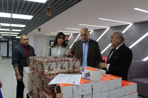 В Азнакаево провели новогодний праздник для детей — сирот