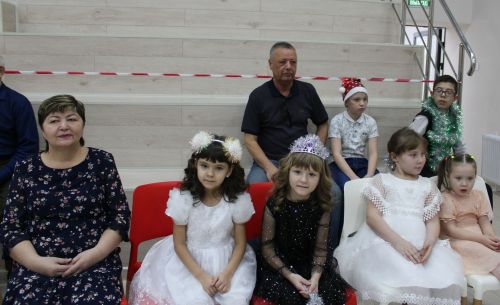 В Азнакаево провели новогодний праздник для детей — сирот