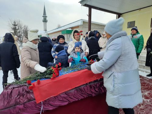 Татшуган авылында хәрби егетне соңгы юлга озаттылар.