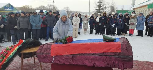 Татшуган авылында хәрби егетне соңгы юлга озаттылар.