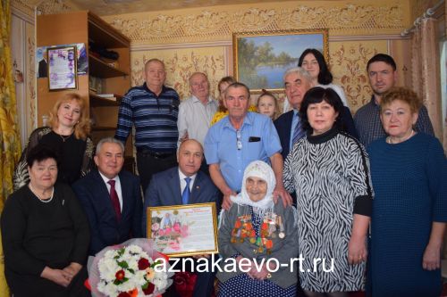 Жительнице Азнакаево, ветерану войны Гильминур Заляевой исполнилось 100 лет